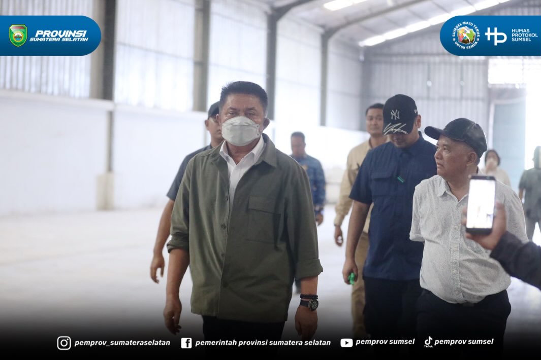 Ogan Ilir - Rangkaian kunjungan Gubernur Sumsel Herman Deru ditutup di pabrik tapioka yang berada di kawasan Indralaya Utara, Ogan Ilir, Kamis (09/07/26).