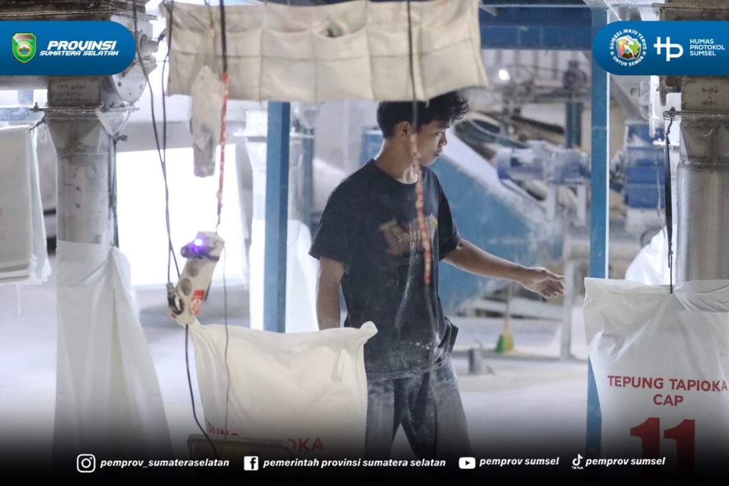 Ogan Ilir - Rangkaian kunjungan Gubernur Sumsel Herman Deru ditutup di pabrik tapioka yang berada di kawasan Indralaya Utara, Ogan Ilir, Kamis (09/07/26).