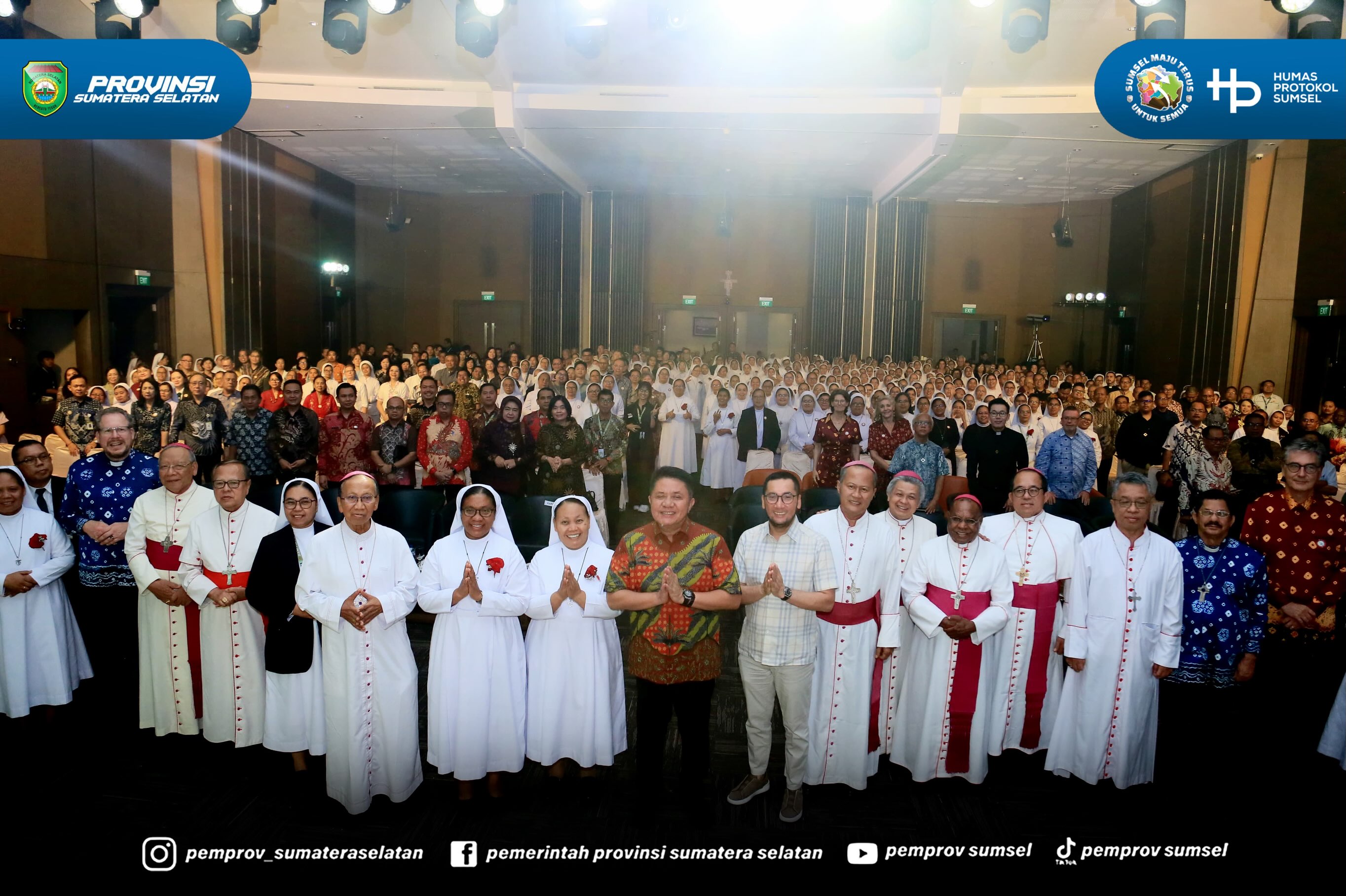 PALEMBANG – Gubernur Sumatera Selatan (Sumsel) H. Herman Deru menghadiri Perayaan Syukur 100 Tahun Kongregasi Suster Santo Fransiskus Charitas hadir di Indonesia yang digelar di Ballroom Asisi Lantai 8 Charitas Hospital Palembang, Kamis (9/7/2026).