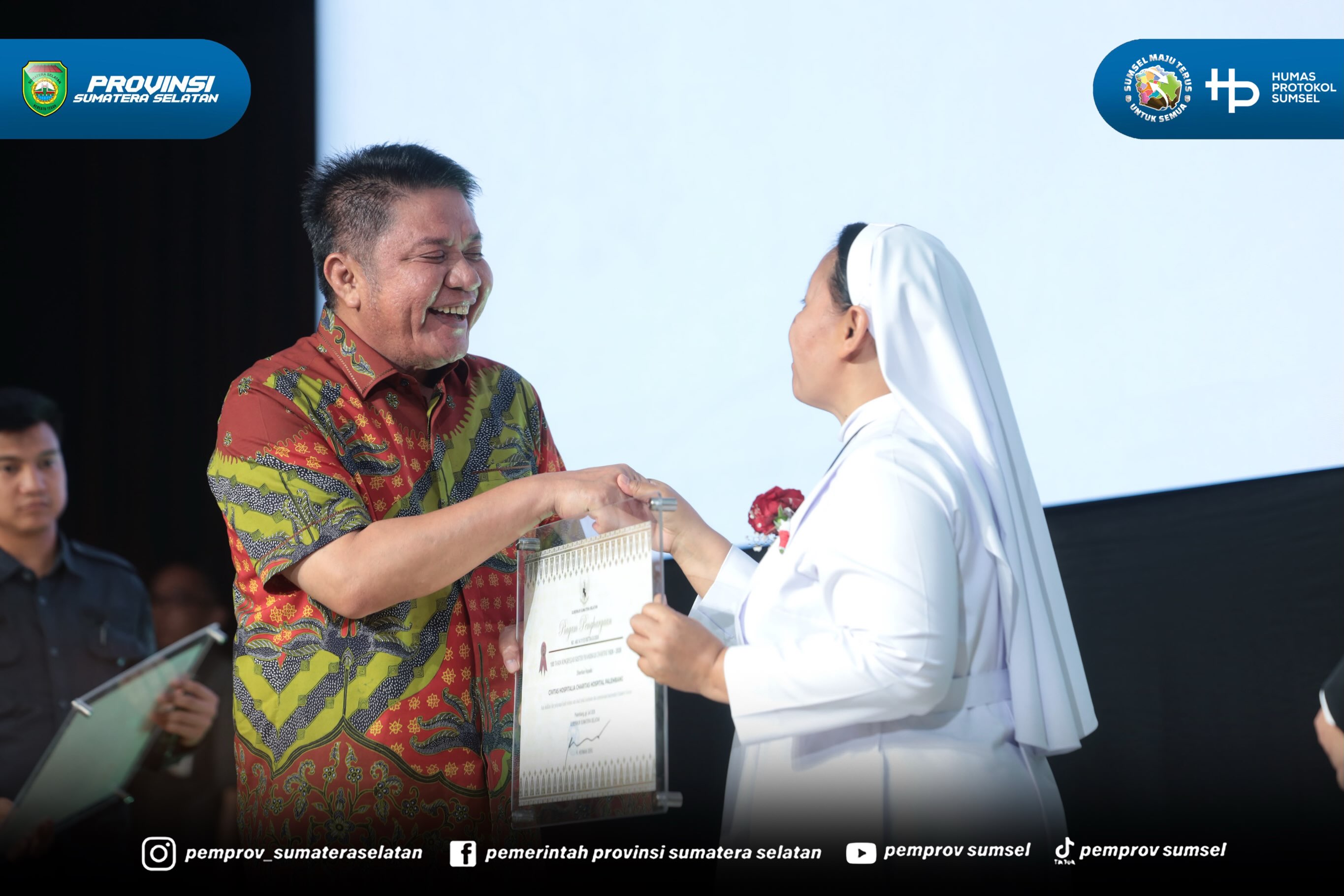 PALEMBANG – Gubernur Sumatera Selatan (Sumsel) H. Herman Deru menghadiri Perayaan Syukur 100 Tahun Kongregasi Suster Santo Fransiskus Charitas hadir di Indonesia yang digelar di Ballroom Asisi Lantai 8 Charitas Hospital Palembang, Kamis (9/7/2026).