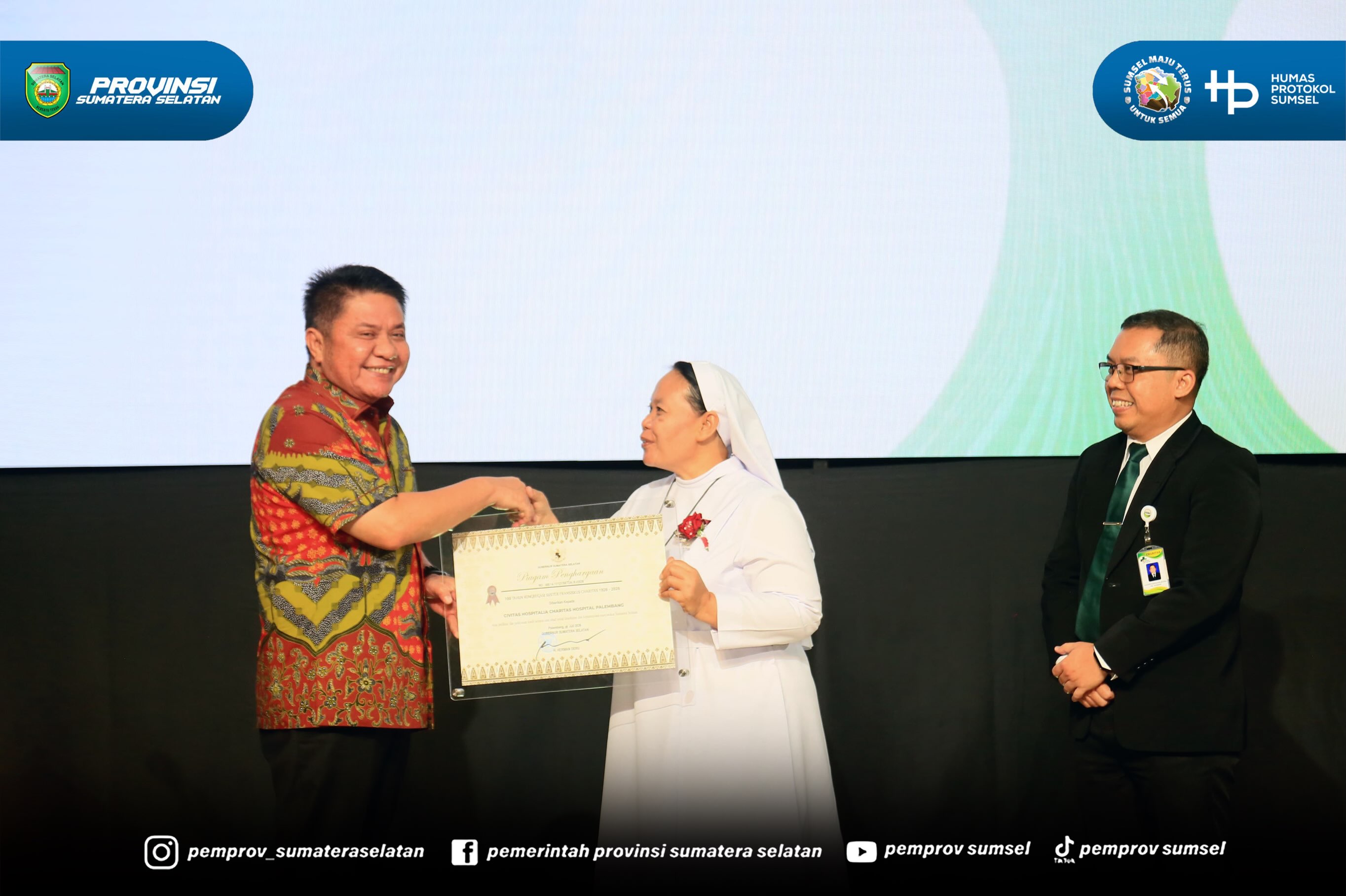 PALEMBANG – Gubernur Sumatera Selatan (Sumsel) H. Herman Deru menghadiri Perayaan Syukur 100 Tahun Kongregasi Suster Santo Fransiskus Charitas hadir di Indonesia yang digelar di Ballroom Asisi Lantai 8 Charitas Hospital Palembang, Kamis (9/7/2026).