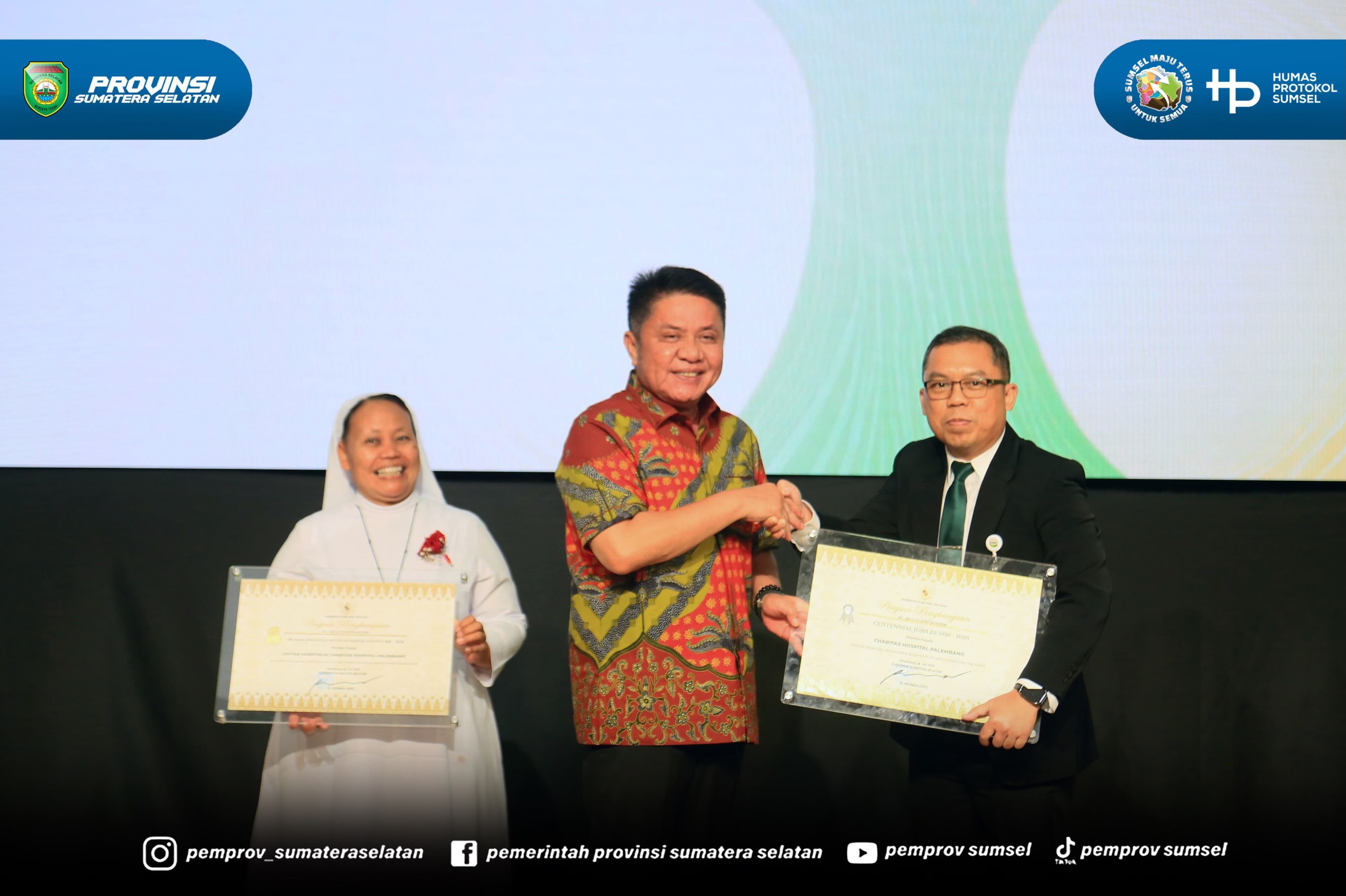PALEMBANG – Gubernur Sumatera Selatan (Sumsel) H. Herman Deru menghadiri Perayaan Syukur 100 Tahun Kongregasi Suster Santo Fransiskus Charitas hadir di Indonesia yang digelar di Ballroom Asisi Lantai 8 Charitas Hospital Palembang, Kamis (9/7/2026).