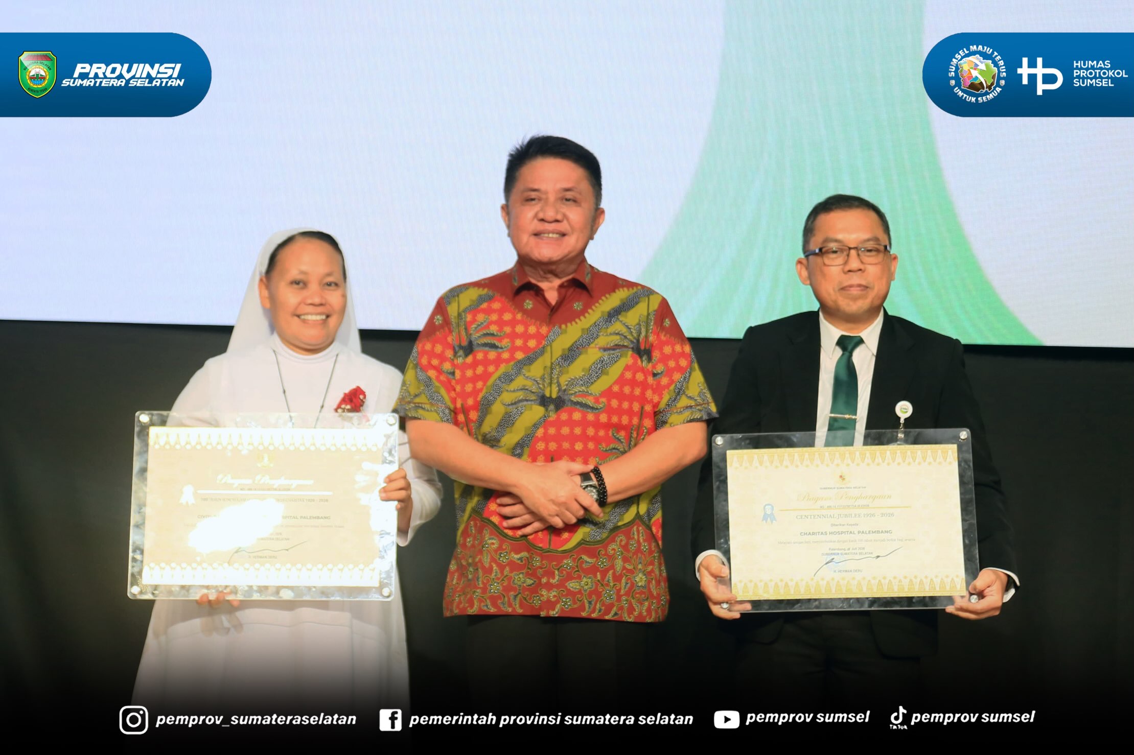 PALEMBANG – Gubernur Sumatera Selatan (Sumsel) H. Herman Deru menghadiri Perayaan Syukur 100 Tahun Kongregasi Suster Santo Fransiskus Charitas hadir di Indonesia yang digelar di Ballroom Asisi Lantai 8 Charitas Hospital Palembang, Kamis (9/7/2026).
