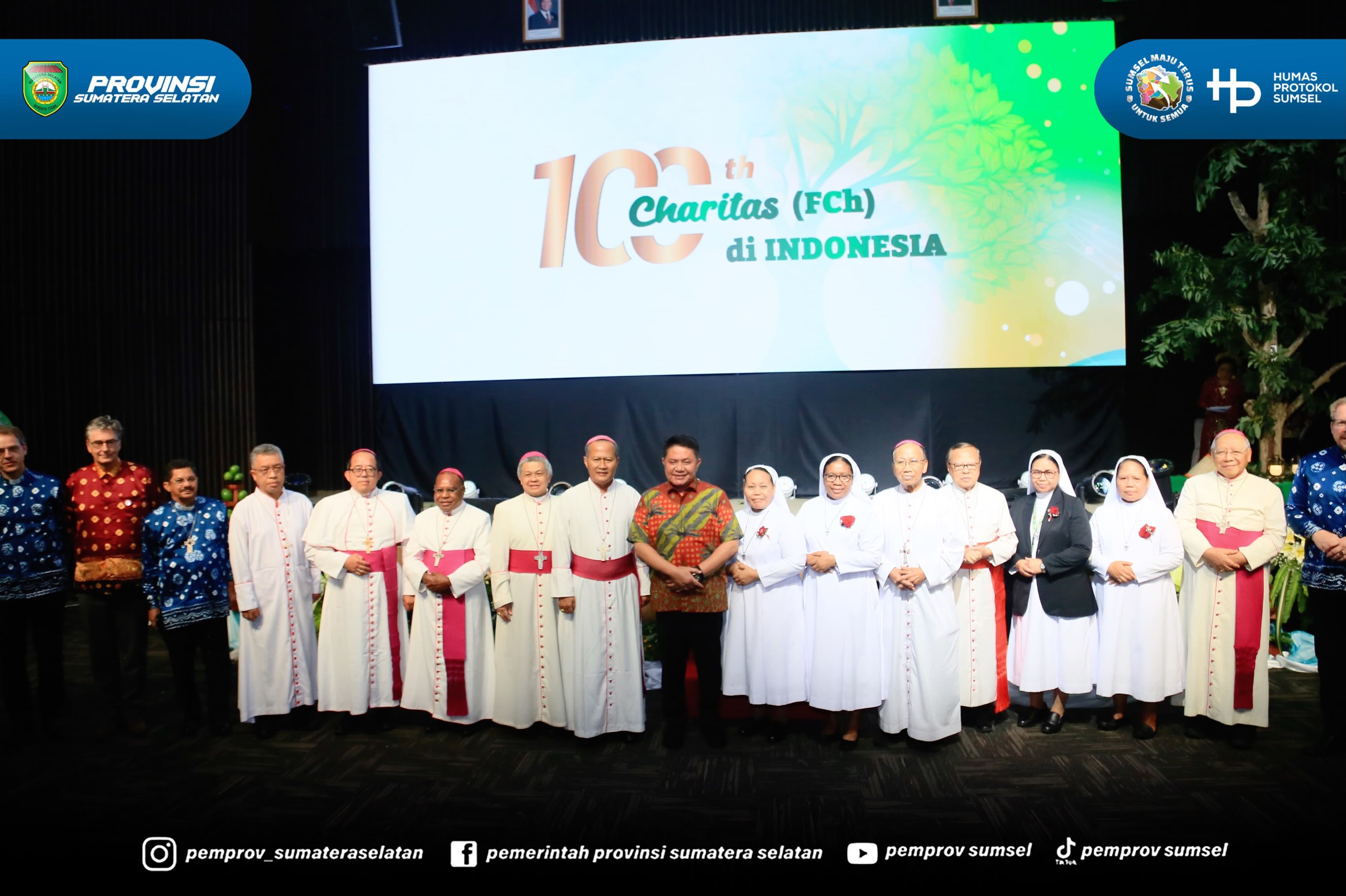 PALEMBANG – Gubernur Sumatera Selatan (Sumsel) H. Herman Deru menghadiri Perayaan Syukur 100 Tahun Kongregasi Suster Santo Fransiskus Charitas hadir di Indonesia yang digelar di Ballroom Asisi Lantai 8 Charitas Hospital Palembang, Kamis (9/7/2026).