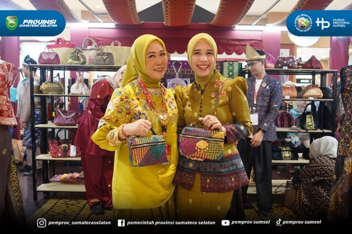 Makassar - Ketua Tim Penggerak PKK Prov. Sumsel Hj. Feby Herman Deru menghadiri Puncak HUT Dekranasda ke - 46 Tahun 2026 dan Pembukaan Pameran Kriya dan Wastra di Trans Studio Makassar Provinsi Sulawesi Selatan. Jumat (10/07/2026).