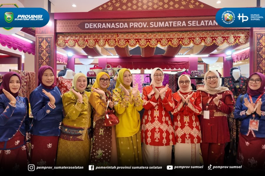 Makassar - Ketua Tim Penggerak PKK Prov. Sumsel Hj. Feby Herman Deru menghadiri Puncak HUT Dekranasda ke - 46 Tahun 2026 dan Pembukaan Pameran Kriya dan Wastra di Trans Studio Makassar Provinsi Sulawesi Selatan. Jumat (10/07/2026).