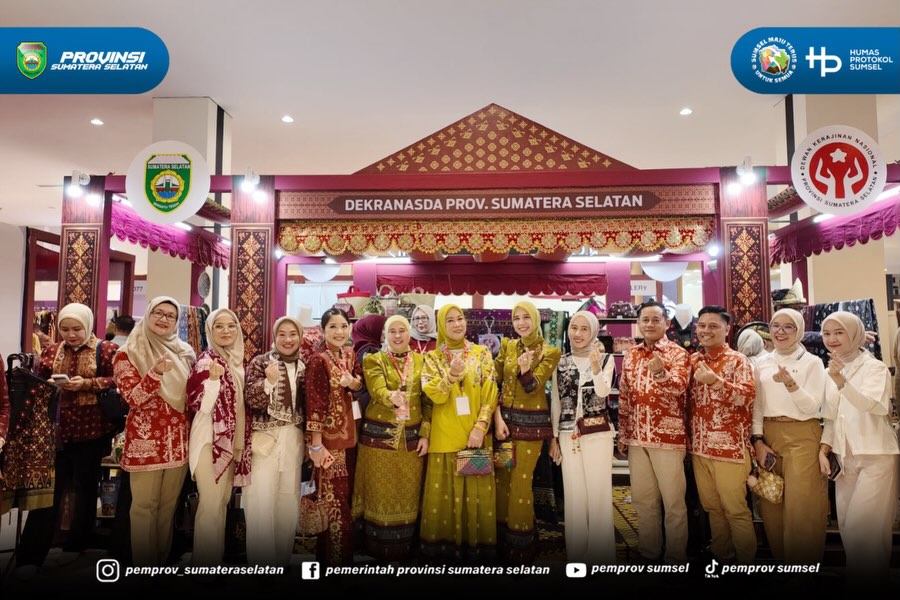 Makassar - Ketua Tim Penggerak PKK Prov. Sumsel Hj. Feby Herman Deru menghadiri Puncak HUT Dekranasda ke - 46 Tahun 2026 dan Pembukaan Pameran Kriya dan Wastra di Trans Studio Makassar Provinsi Sulawesi Selatan. Jumat (10/07/2026).