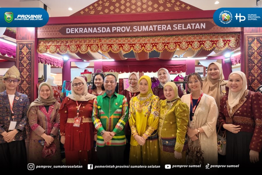 Makassar - Ketua Tim Penggerak PKK Prov. Sumsel Hj. Feby Herman Deru menghadiri Puncak HUT Dekranasda ke - 46 Tahun 2026 dan Pembukaan Pameran Kriya dan Wastra di Trans Studio Makassar Provinsi Sulawesi Selatan. Jumat (10/07/2026).