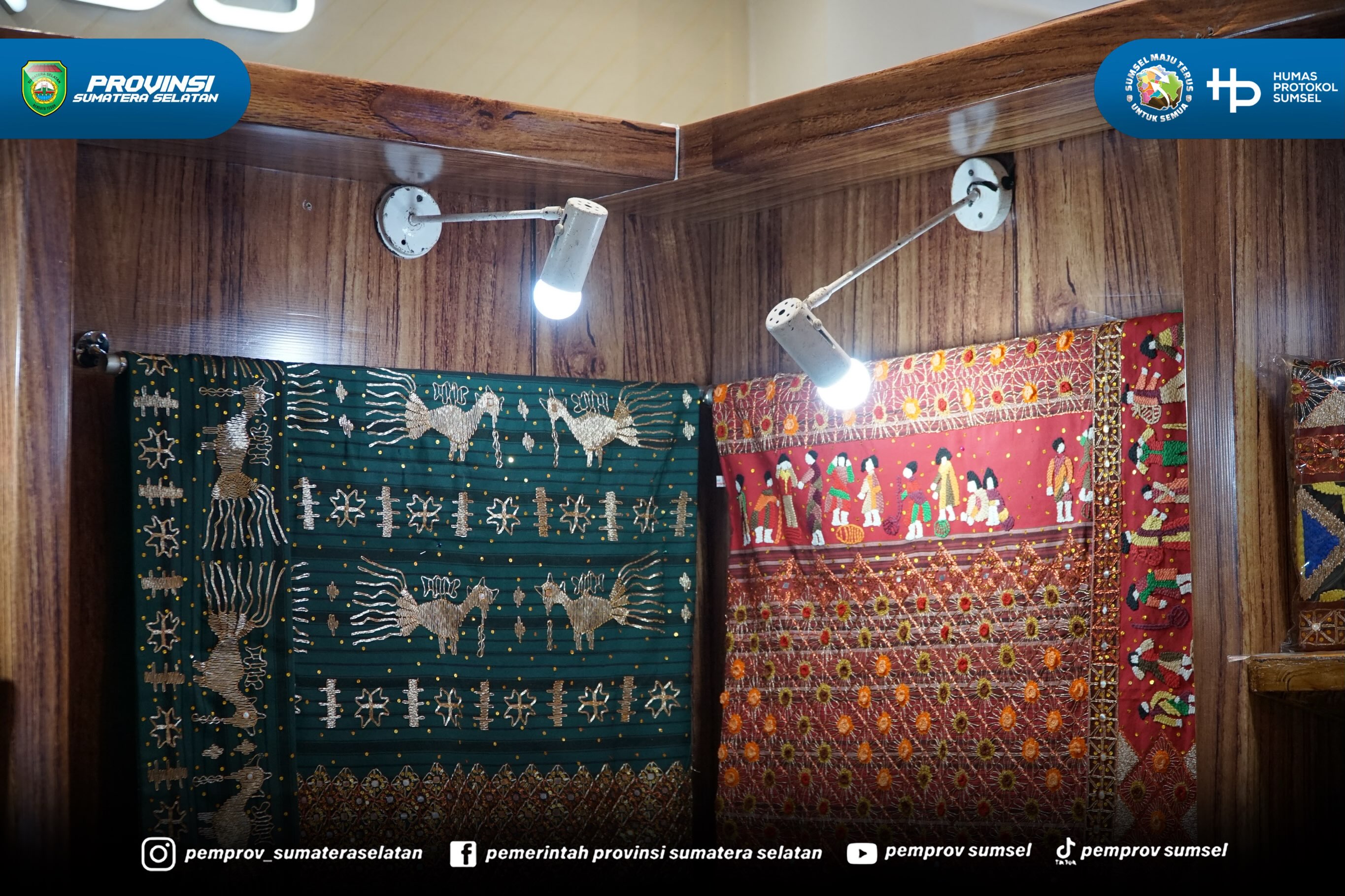 Makassar - Ketua Tim Penggerak PKK Provinsi Sumatera Selatan, Hj. Feby Herman Deru, meninjau Stand Dekranasda Provinsi Sumsel pada Pameran Kriya dan Wastra di Trans Studio Makassar, Sulawesi Selatan, Kamis (9/7/2026).