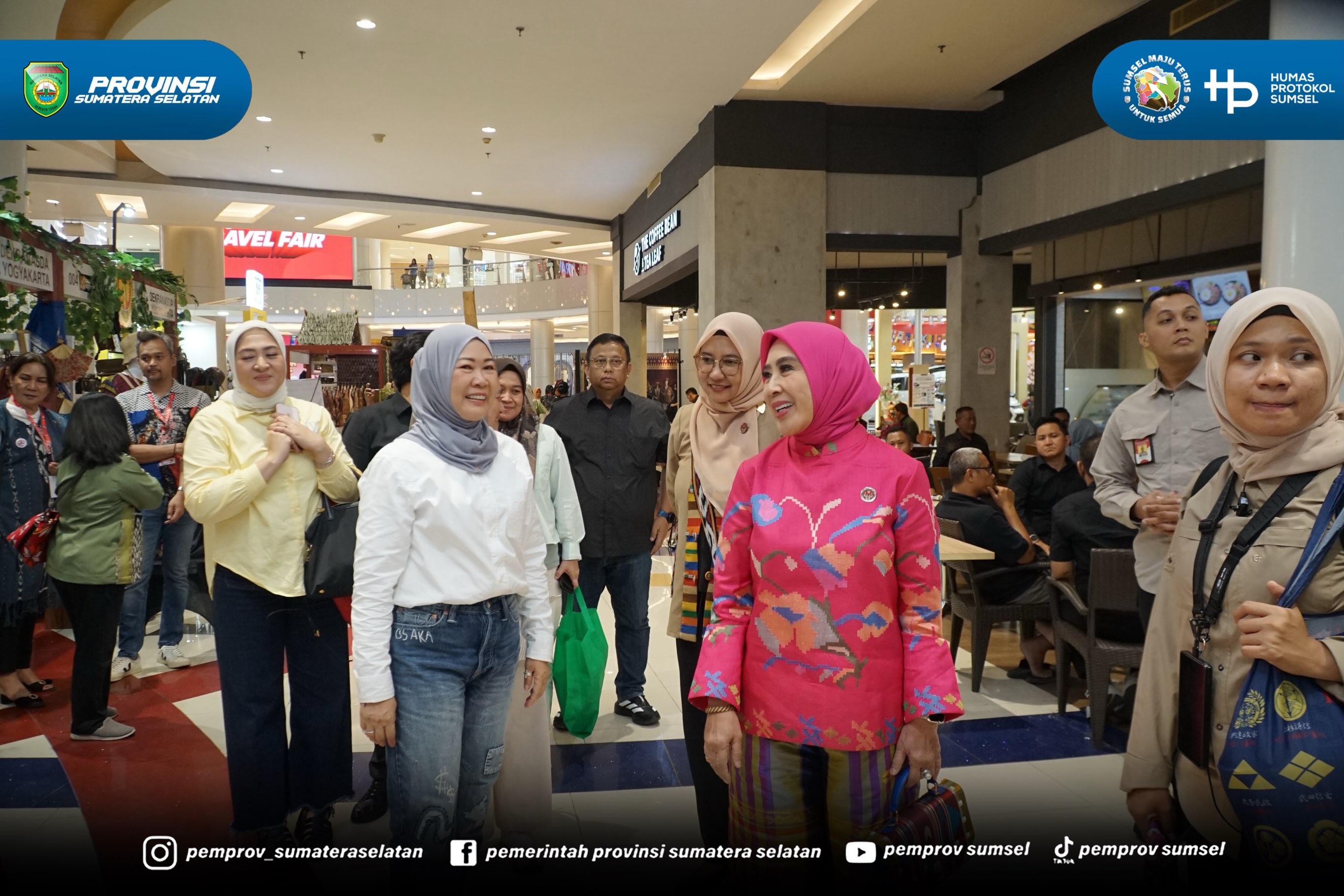 Makassar - Ketua Tim Penggerak PKK Provinsi Sumatera Selatan, Hj. Feby Herman Deru, meninjau Stand Dekranasda Provinsi Sumsel pada Pameran Kriya dan Wastra di Trans Studio Makassar, Sulawesi Selatan, Kamis (9/7/2026).