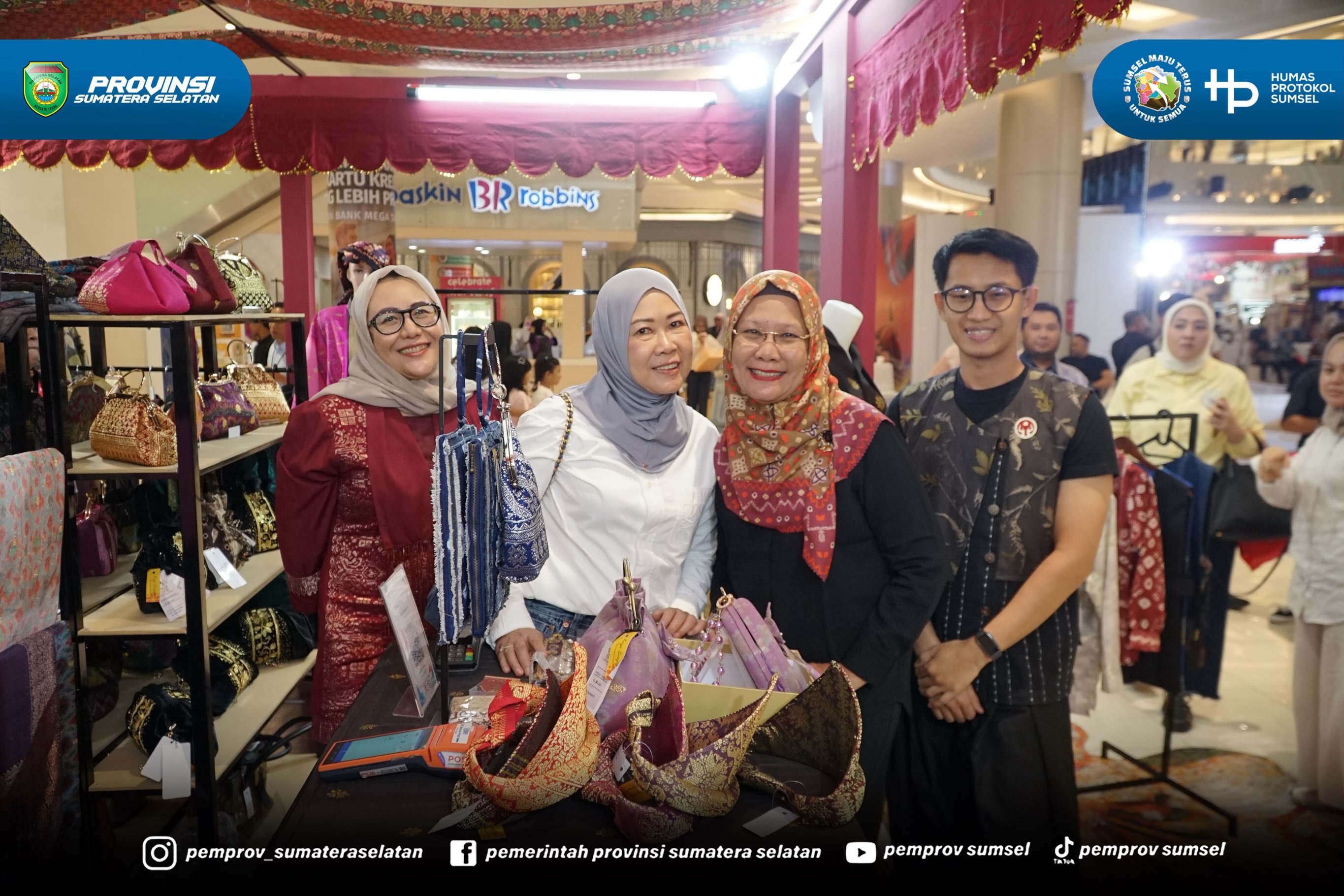 Makassar - Ketua Tim Penggerak PKK Provinsi Sumatera Selatan, Hj. Feby Herman Deru, meninjau Stand Dekranasda Provinsi Sumsel pada Pameran Kriya dan Wastra di Trans Studio Makassar, Sulawesi Selatan, Kamis (9/7/2026).