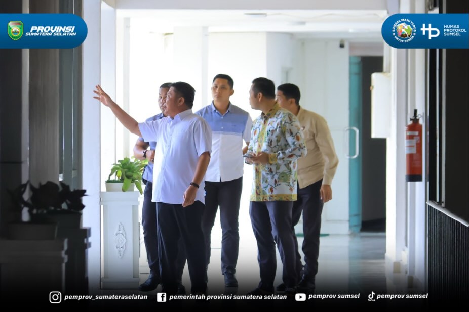 Palembang - Gubernur Sumatera Selatan H. Herman Deru melaksanakan safari sholat Jumat di Masjid Al-Hayza Kantor Gubernur Sumsel, Jumat (10/07/2026).