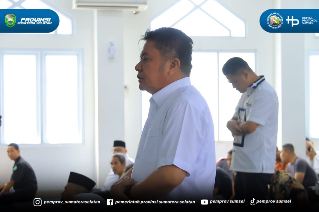 Palembang - Gubernur Sumatera Selatan H. Herman Deru melaksanakan safari sholat Jumat di Masjid Al-Hayza Kantor Gubernur Sumsel, Jumat (10/07/2026).