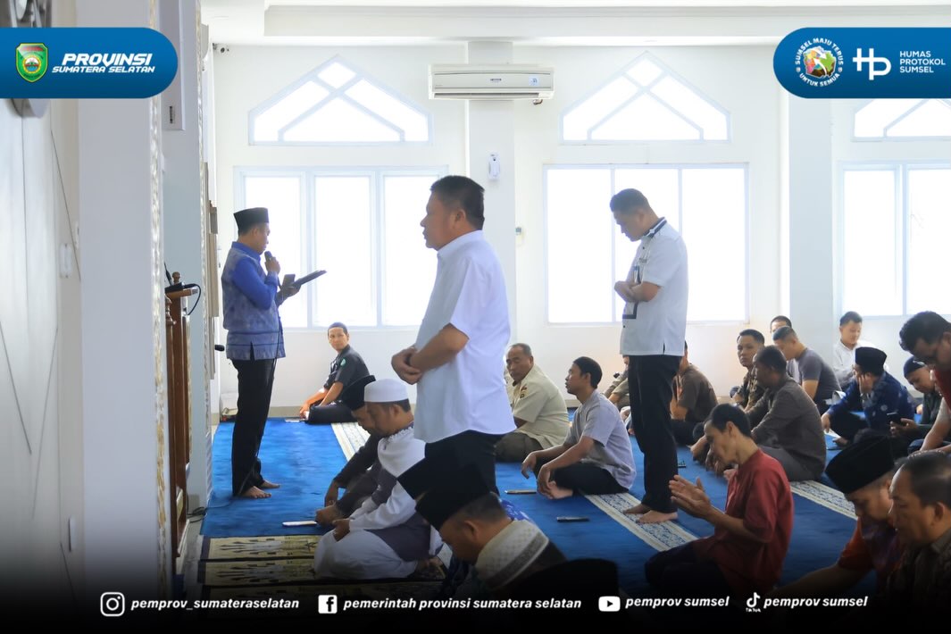 Palembang - Gubernur Sumatera Selatan H. Herman Deru melaksanakan safari sholat Jumat di Masjid Al-Hayza Kantor Gubernur Sumsel, Jumat (10/07/2026).