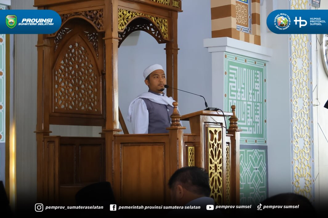 Palembang - Gubernur Sumatera Selatan H. Herman Deru melaksanakan safari sholat Jumat di Masjid Al-Hayza Kantor Gubernur Sumsel, Jumat (10/07/2026).