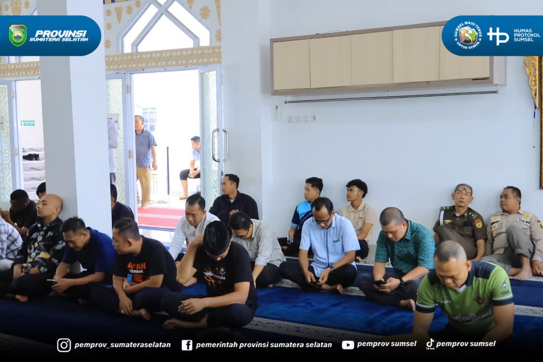 Palembang - Gubernur Sumatera Selatan H. Herman Deru melaksanakan safari sholat Jumat di Masjid Al-Hayza Kantor Gubernur Sumsel, Jumat (10/07/2026).