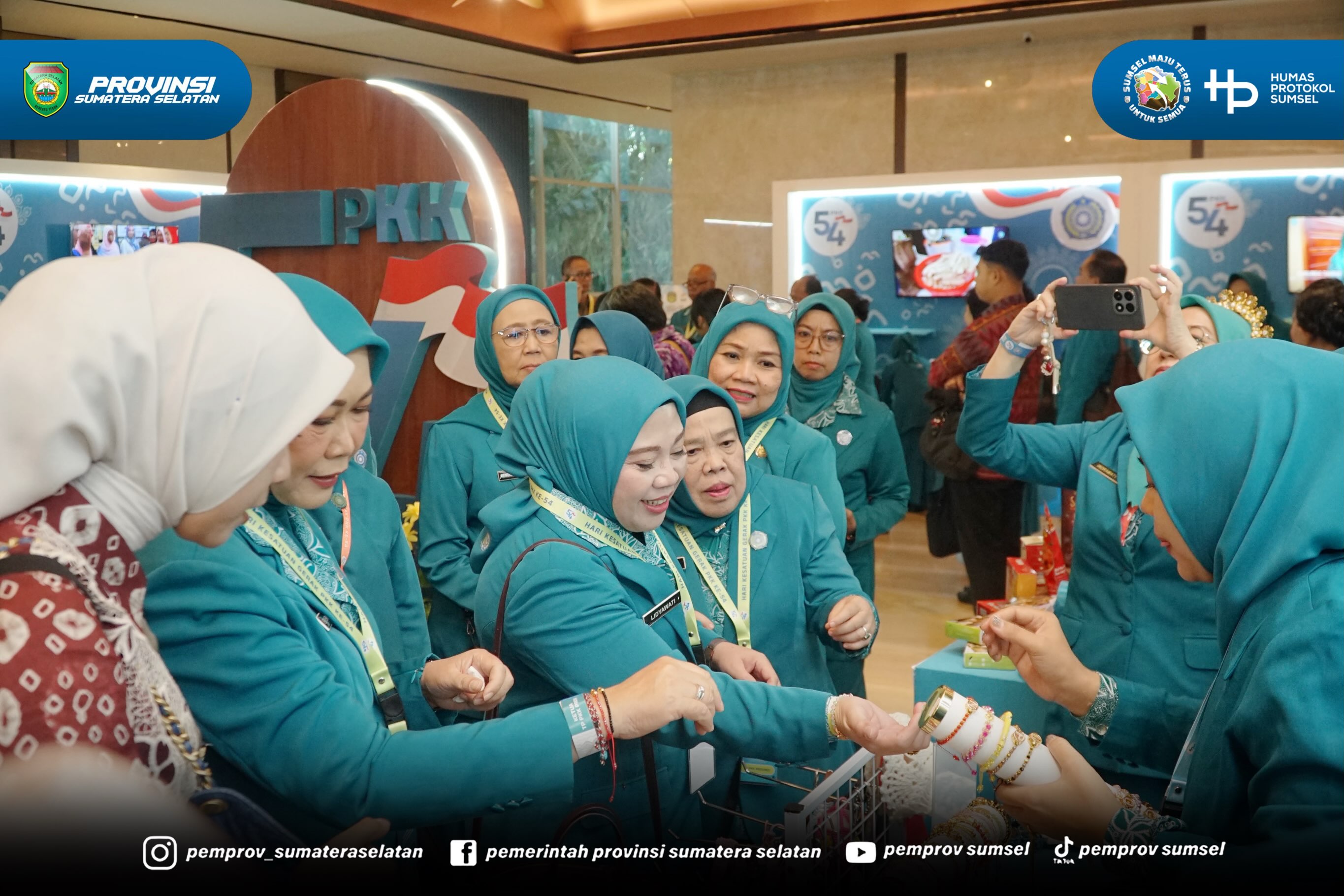 Makassar - Ketua Tim Penggerak PKK Prov Sumsel Hj. Feby Herman Deru bersama Staf Ahli Tim Penggerak PKK Prov Sumsel Lidyawati Cik Ujang menghadiri Puncak Peringatan Hari Kesatuan Gerak (HKG) PKK Nasional Ke-54 Tahun 2026 di Hotel Claro Provinsi Su...