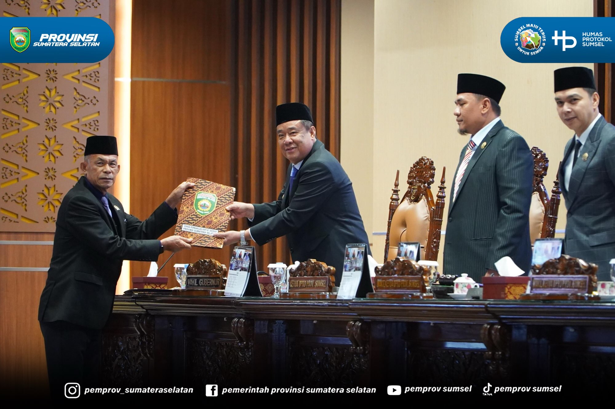 Palembang - Wakil Gubernur Sumatera Selatan (Sumsel) H. Cik Ujang menghadiri Rapat Paripurna ke-38 DPRD Provinsi Sumsel dengan agenda Penyampaian Hasil Kerja Panitia Khusus (Pansus) Optimalisasi Pendapatan Daerah Provinsi Sumsel yang berlangsung d...