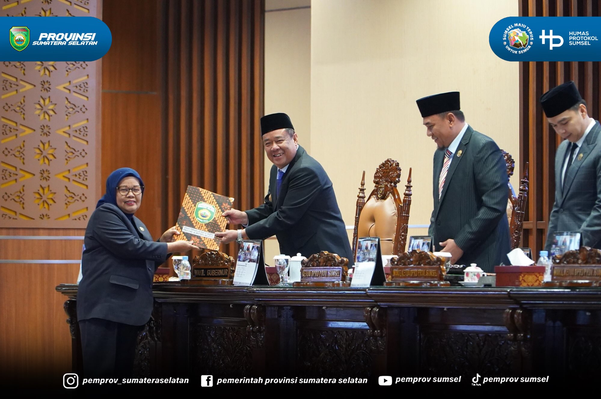 Palembang - Wakil Gubernur Sumatera Selatan (Sumsel) H. Cik Ujang menghadiri Rapat Paripurna ke-38 DPRD Provinsi Sumsel dengan agenda Penyampaian Hasil Kerja Panitia Khusus (Pansus) Optimalisasi Pendapatan Daerah Provinsi Sumsel yang berlangsung d...