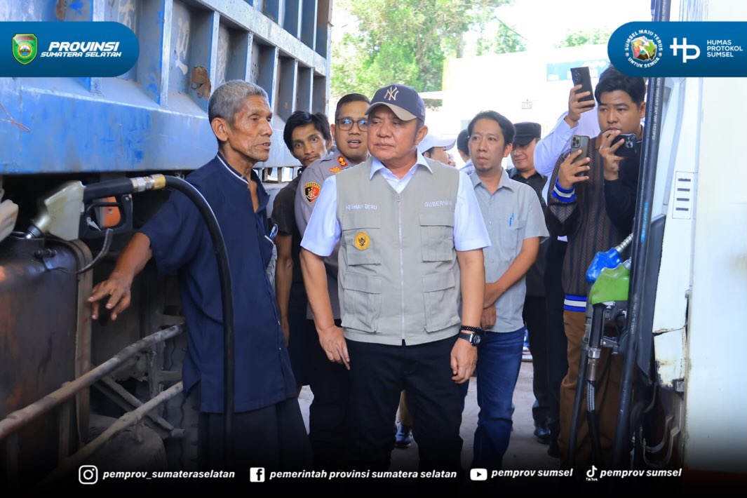 Gubernur Sumsel Herman Deru meninjau langsung enam SPBU di Palembang, Banyuasin, dan Ogan Ilir untuk mengevaluasi penyebab antrean panjang solar yang memicu kemacetan, Selasa (14/7/2026) siang.