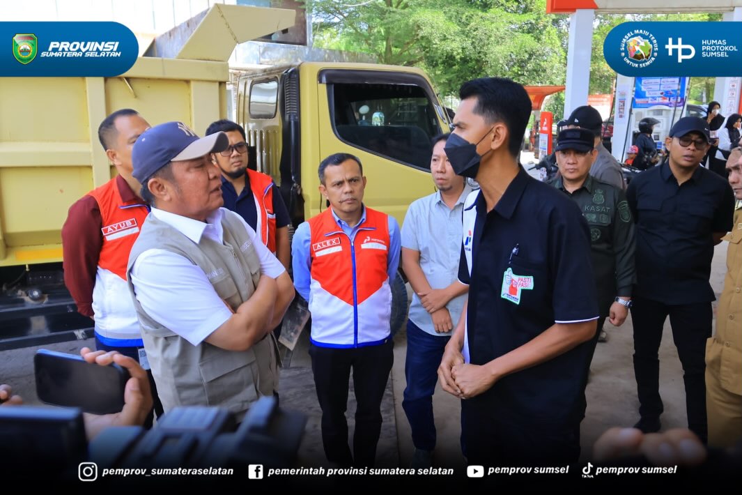Gubernur Sumsel Herman Deru meninjau langsung enam SPBU di Palembang, Banyuasin, dan Ogan Ilir untuk mengevaluasi penyebab antrean panjang solar yang memicu kemacetan, Selasa (14/7/2026) siang.