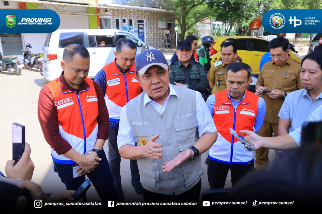 Gubernur Sumsel Herman Deru meninjau langsung enam SPBU di Palembang, Banyuasin, dan Ogan Ilir untuk mengevaluasi penyebab antrean panjang solar yang memicu kemacetan, Selasa (14/7/2026) siang.