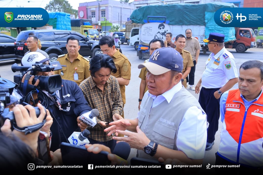 Gubernur Sumsel Herman Deru meninjau langsung enam SPBU di Palembang, Banyuasin, dan Ogan Ilir untuk mengevaluasi penyebab antrean panjang solar yang memicu kemacetan, Selasa (14/7/2026) siang.