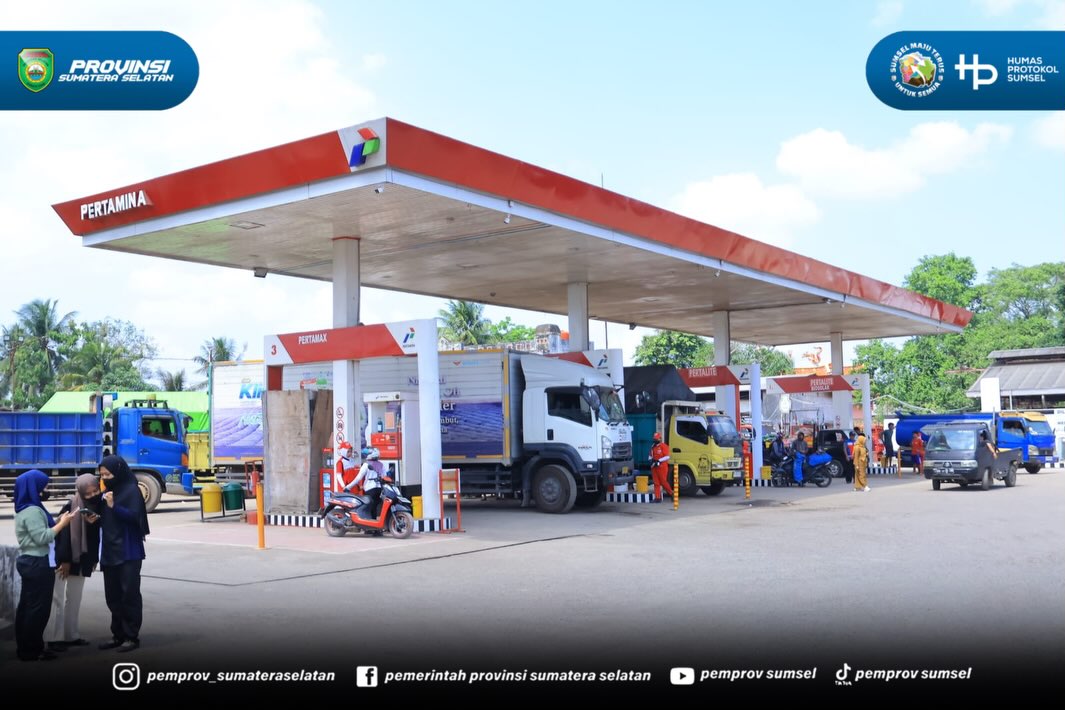 Gubernur Sumsel Herman Deru meninjau langsung enam SPBU di Palembang, Banyuasin, dan Ogan Ilir untuk mengevaluasi penyebab antrean panjang solar yang memicu kemacetan, Selasa (14/7/2026) siang.
