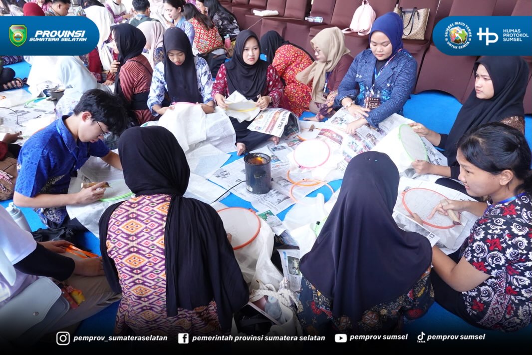 Palembang - Ketua Dekranasda Sumsel,Feby Deru, menegaskan komitmennya untuk membangkitkan kembali wastra khas Sumsel melalui seni membatik.