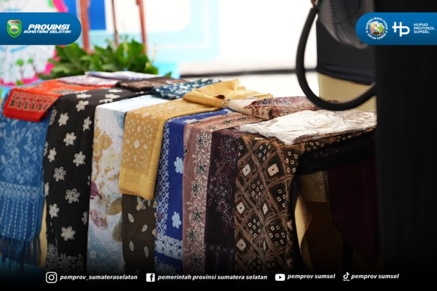 Palembang - Ketua Dekranasda Sumsel,Feby Deru, menegaskan komitmennya untuk membangkitkan kembali wastra khas Sumsel melalui seni membatik.