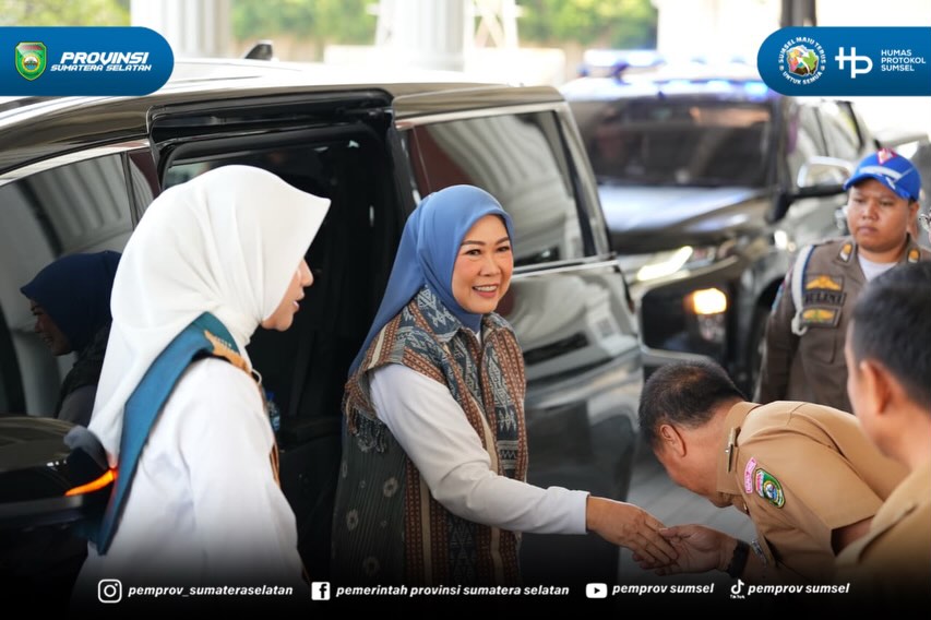 Palembang - Ketua Dekranasda Sumsel,Feby Deru, menegaskan komitmennya untuk membangkitkan kembali wastra khas Sumsel melalui seni membatik.