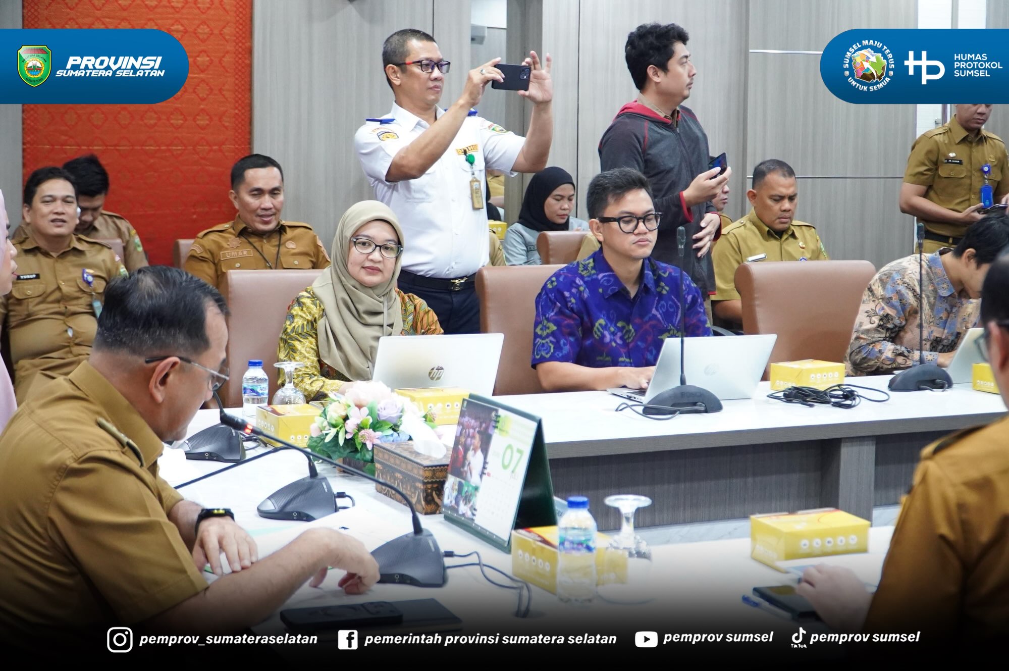 Palembang – Sekretaris Daerah (Sekda) Provinsi Sumatera Selatan Dr. Drs. Edward Candra membuka kegiatan Diskusi Kajian Studi Lobbying Politik dan Regulasi bersama Direktorat Monitoring Komisi Pemberantasan Korupsi (KPK) RI yang berlangsung di Ruan...
