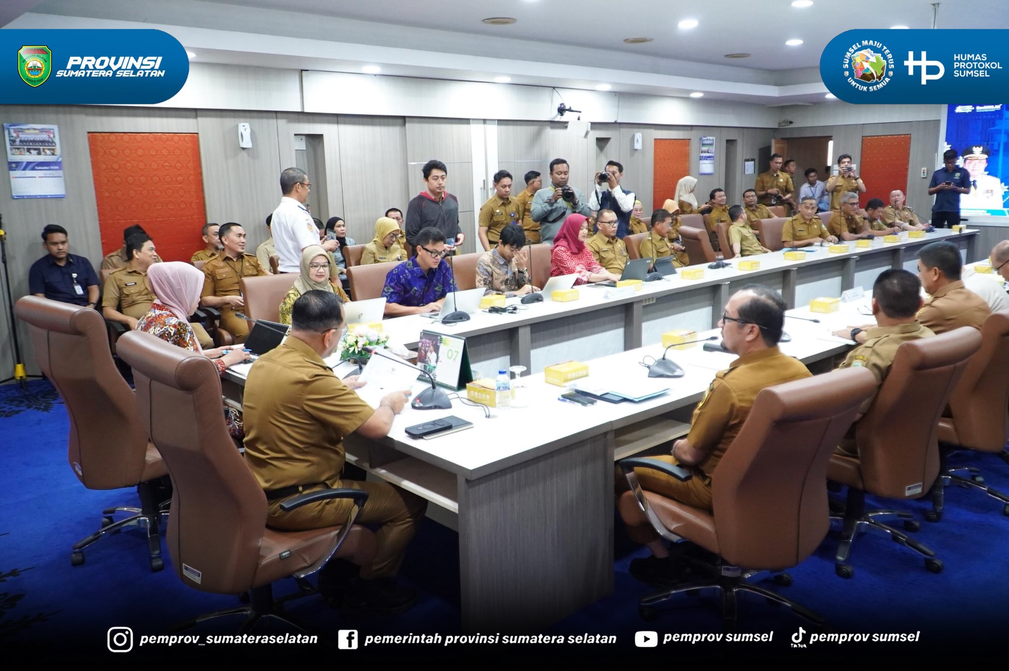 Palembang – Sekretaris Daerah (Sekda) Provinsi Sumatera Selatan Dr. Drs. Edward Candra membuka kegiatan Diskusi Kajian Studi Lobbying Politik dan Regulasi bersama Direktorat Monitoring Komisi Pemberantasan Korupsi (KPK) RI yang berlangsung di Ruan...
