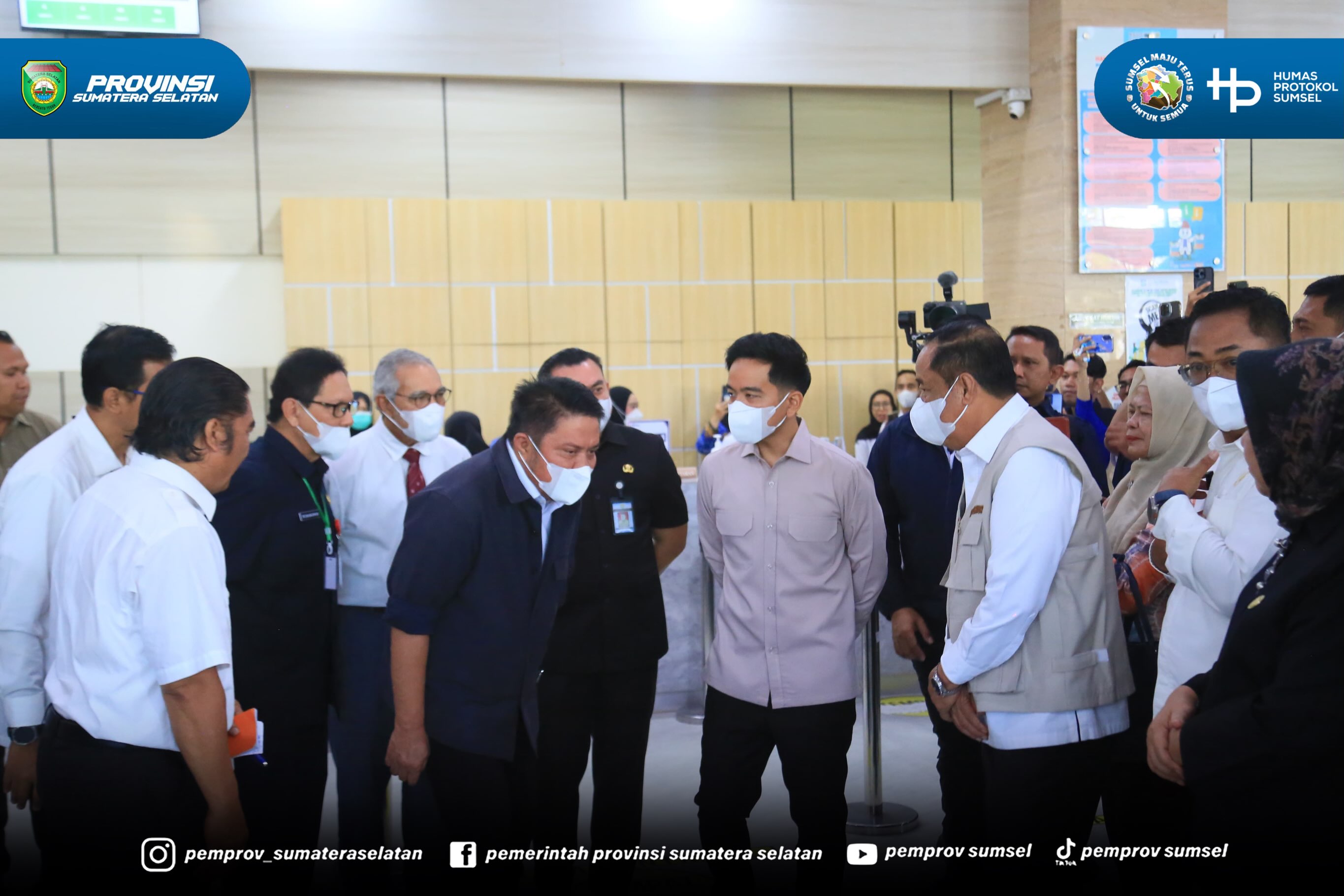 Palembang - Gubernur Sumsel H. Herman Deru bersama Wagub Sumsel H. Cik Ujang mendampingi kunjungan kerja Wakil Presiden Gibran Rakabuming Raka ke RSUD Siti Fatimah, Kamis (16/07/26).