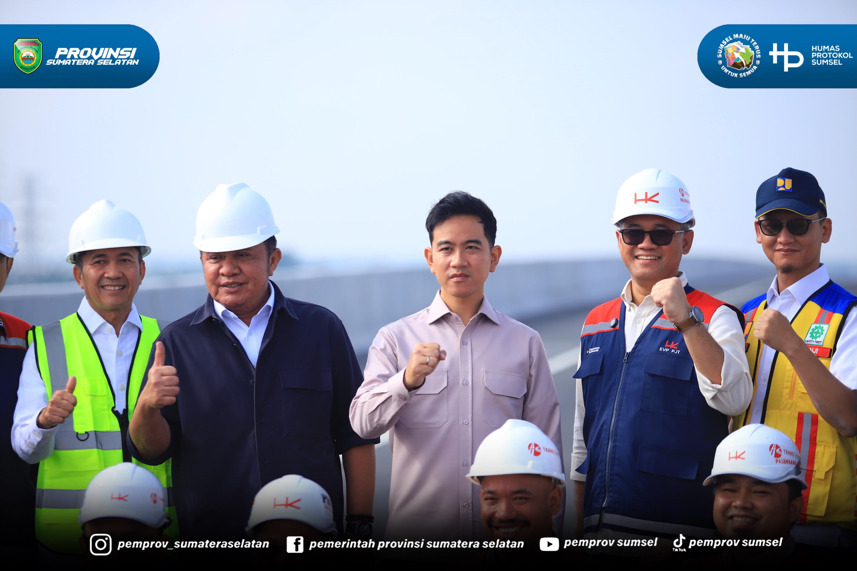 Palembanh - Usai meninjau pelayanan BPJS di RSUD Siti Fatimah, selanjutnya Gubernur Sumsel H. Herman Deru mendampingi kunjungan kerja Wakil Presiden Gibran Rakabuming Raka meninjau progres Tol Trans Sumatera di jembatan Musi V, Kamis (16/07/26).