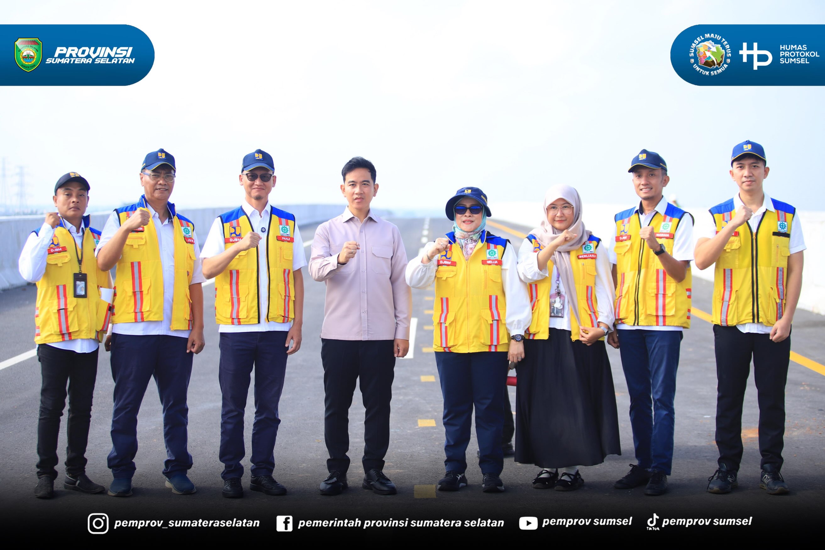 Palembanh - Usai meninjau pelayanan BPJS di RSUD Siti Fatimah, selanjutnya Gubernur Sumsel H. Herman Deru mendampingi kunjungan kerja Wakil Presiden Gibran Rakabuming Raka meninjau progres Tol Trans Sumatera di jembatan Musi V, Kamis (16/07/26).
