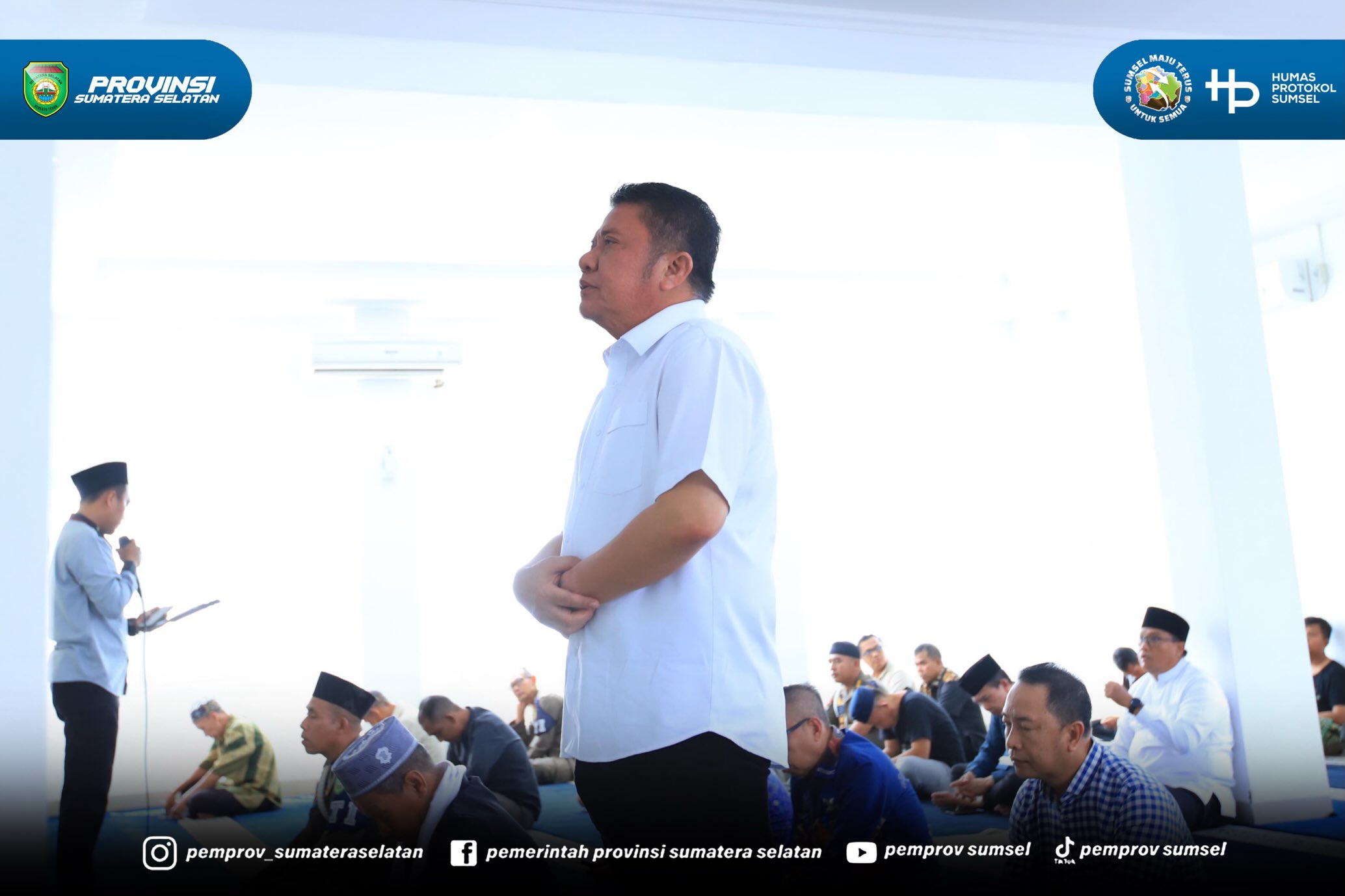 Gubernur Sumatera Selatan, Dr. H. Herman Deru, melaksanakan Safari Jumat dengan menunaikan Salat Jumat berjamaah di Masjid Al Hayza, Kantor Gubernur Sumatera Selatan, Jumat (17/7/2026).