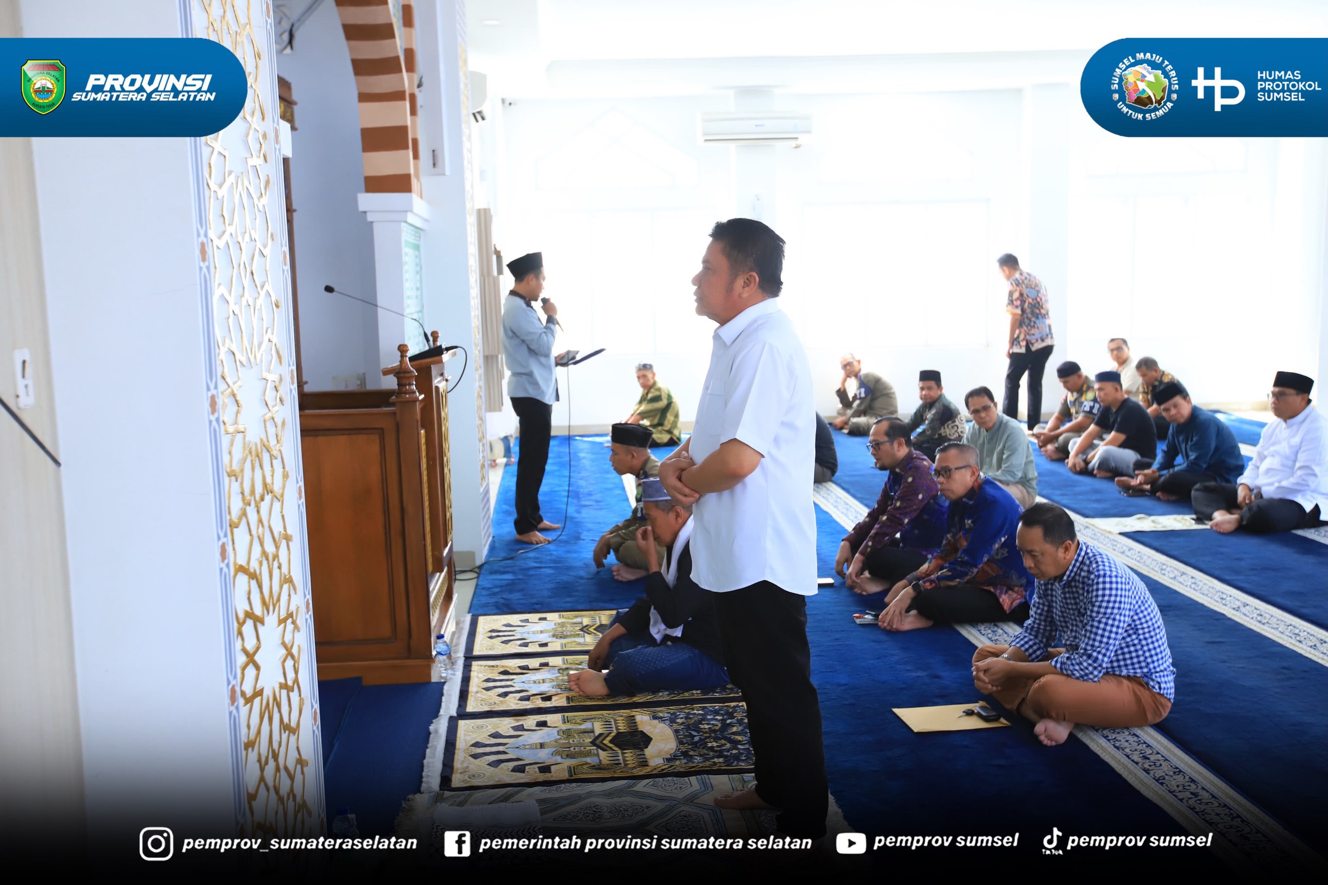 Gubernur Sumatera Selatan, Dr. H. Herman Deru, melaksanakan Safari Jumat dengan menunaikan Salat Jumat berjamaah di Masjid Al Hayza, Kantor Gubernur Sumatera Selatan, Jumat (17/7/2026).