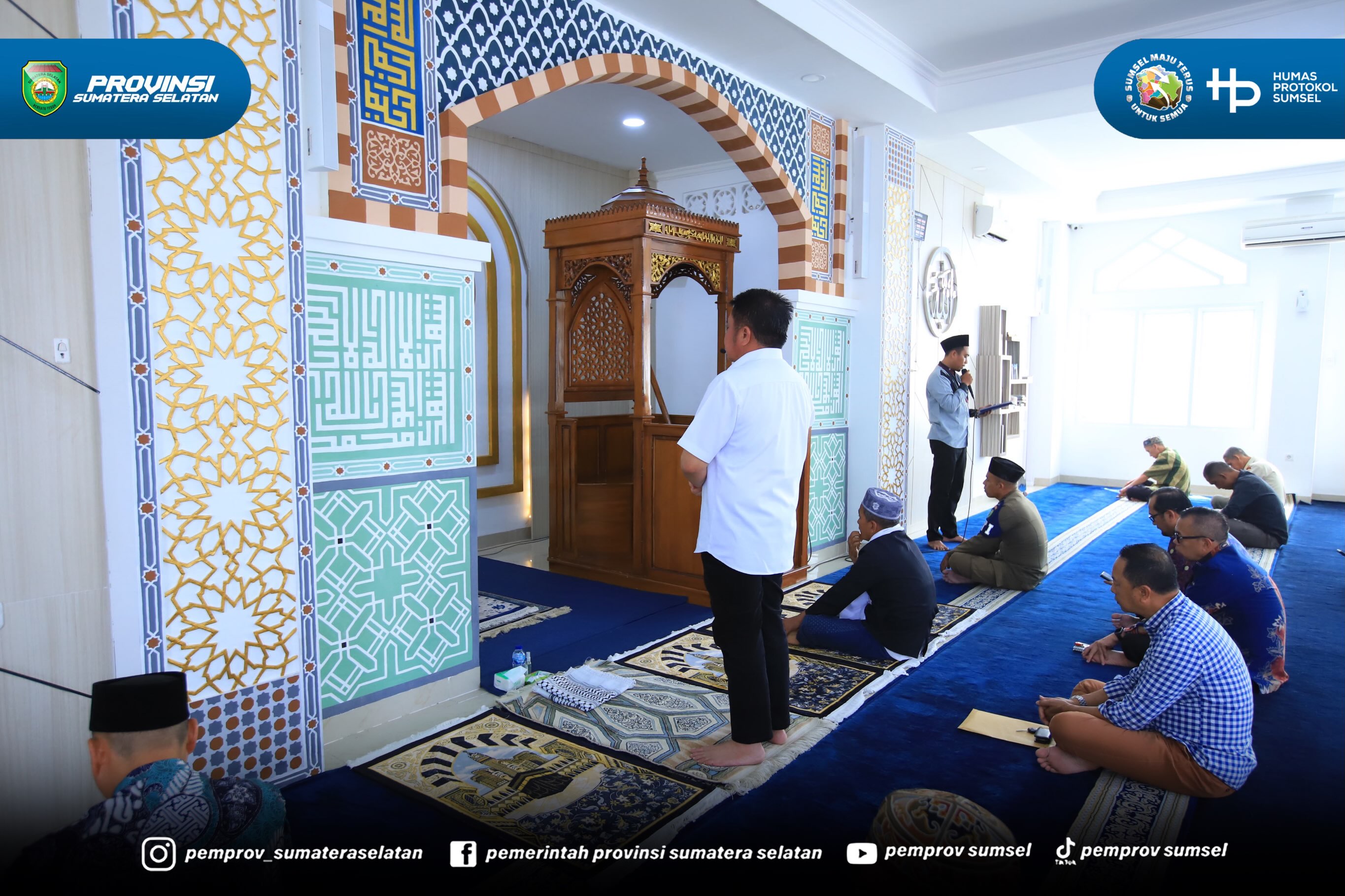 Gubernur Sumatera Selatan, Dr. H. Herman Deru, melaksanakan Safari Jumat dengan menunaikan Salat Jumat berjamaah di Masjid Al Hayza, Kantor Gubernur Sumatera Selatan, Jumat (17/7/2026).