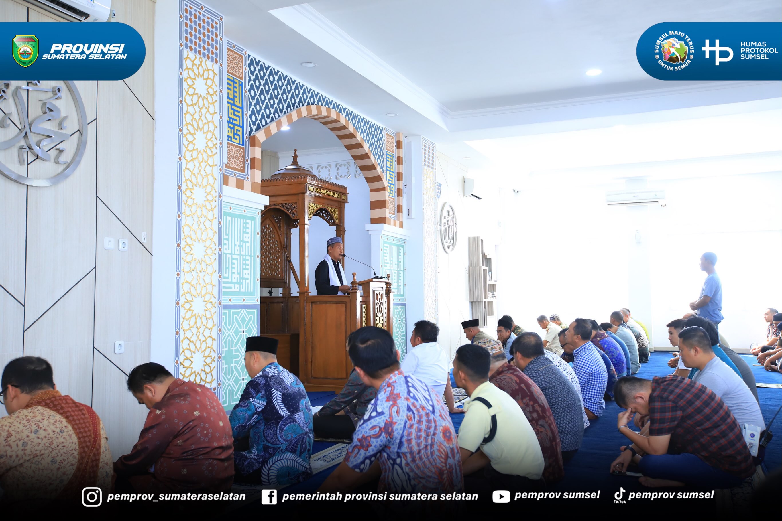 Gubernur Sumatera Selatan, Dr. H. Herman Deru, melaksanakan Safari Jumat dengan menunaikan Salat Jumat berjamaah di Masjid Al Hayza, Kantor Gubernur Sumatera Selatan, Jumat (17/7/2026).