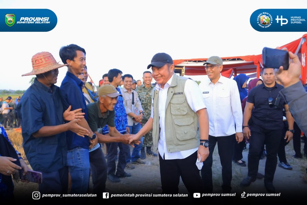 OKI - Gubernur Sumatera Selatan (Sumsel) H. Herman Deru bersama Pangdam II/Sriwijaya, Mayor Jenderal TNI Ujang Darwis dan Kapolda Sumsel, Irjen Pol. Dr. Sandi Nugroho menghadiri Panen Raya dalam rangka TNI Mendukung Program Ketahanan Pangan Nasion...