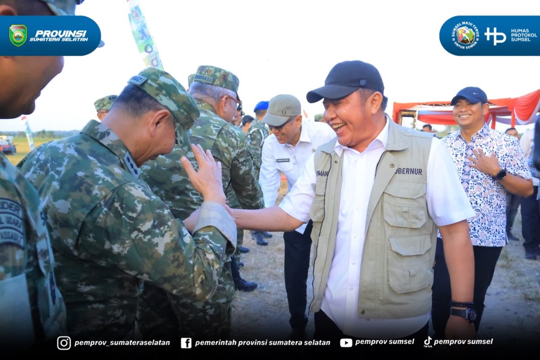OKI - Gubernur Sumatera Selatan (Sumsel) H. Herman Deru bersama Pangdam II/Sriwijaya, Mayor Jenderal TNI Ujang Darwis dan Kapolda Sumsel, Irjen Pol. Dr. Sandi Nugroho menghadiri Panen Raya dalam rangka TNI Mendukung Program Ketahanan Pangan Nasion...