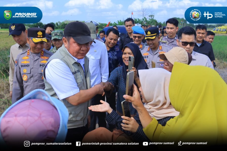 OKI - Gubernur Sumatera Selatan (Sumsel) H. Herman Deru bersama Pangdam II/Sriwijaya, Mayor Jenderal TNI Ujang Darwis dan Kapolda Sumsel, Irjen Pol. Dr. Sandi Nugroho menghadiri Panen Raya dalam rangka TNI Mendukung Program Ketahanan Pangan Nasion...