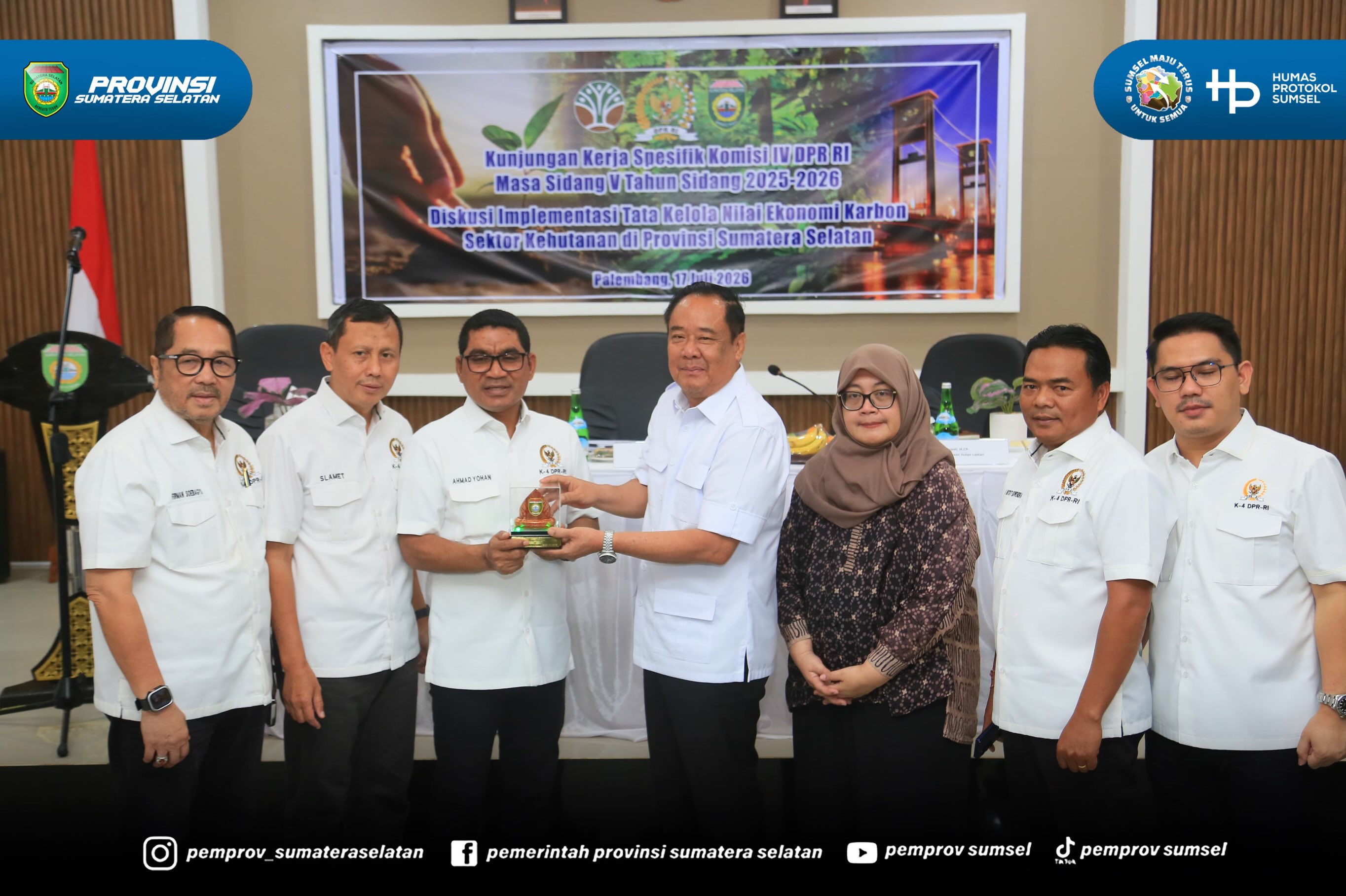 PALEMBANG – Wakil Gubernur Sumatera Selatan (Sumsel) H. Cik Ujang menyambut Kunjungan Kerja Spesifik Komisi IV DPR RI dalam rangka diskusi penguatan tata kelola perizinan berusaha pemanfaatan penyerapan karbon hutan produksi guna menjamin kelestar...