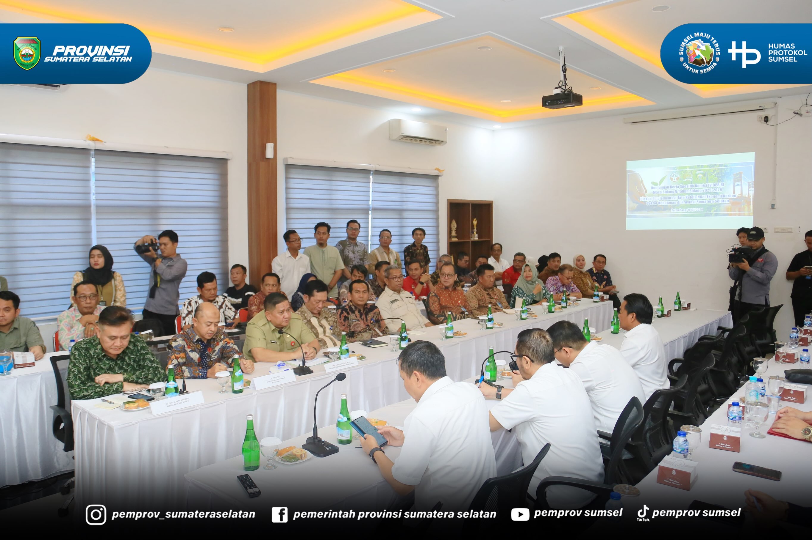 PALEMBANG – Wakil Gubernur Sumatera Selatan (Sumsel) H. Cik Ujang menyambut Kunjungan Kerja Spesifik Komisi IV DPR RI dalam rangka diskusi penguatan tata kelola perizinan berusaha pemanfaatan penyerapan karbon hutan produksi guna menjamin kelestar...
