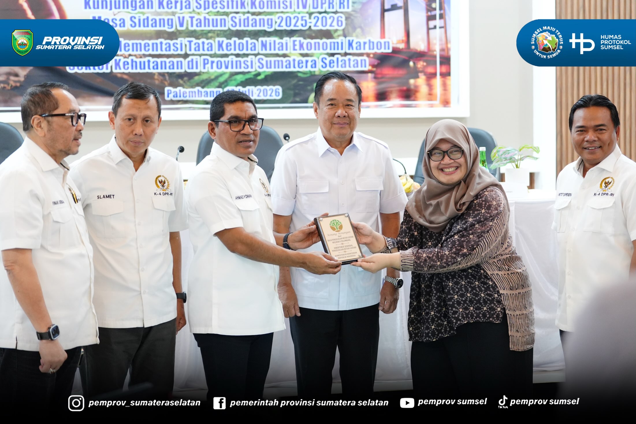 PALEMBANG – Wakil Gubernur Sumatera Selatan (Sumsel) H. Cik Ujang menyambut Kunjungan Kerja Spesifik Komisi IV DPR RI dalam rangka diskusi penguatan tata kelola perizinan berusaha pemanfaatan penyerapan karbon hutan produksi guna menjamin kelestar...