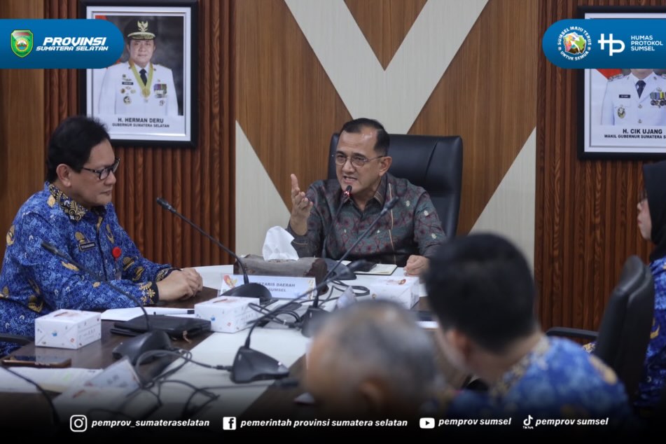 Palembang – Sekretaris Daerah (Sekda) Provinsi Sumatera Selatan, Dr. Drs. H. Edward Candra, M.H., memimpin rapat penyerahan peralihan pengelolaan Klinik BP KORPRI ke Rumah Sakit Umum Daerah (RSUD) Siti Fatimah Provinsi Sumatera Selatan, Jumat (17/...