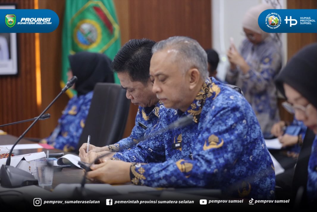 Palembang – Sekretaris Daerah (Sekda) Provinsi Sumatera Selatan, Dr. Drs. H. Edward Candra, M.H., memimpin rapat penyerahan peralihan pengelolaan Klinik BP KORPRI ke Rumah Sakit Umum Daerah (RSUD) Siti Fatimah Provinsi Sumatera Selatan, Jumat (17/...