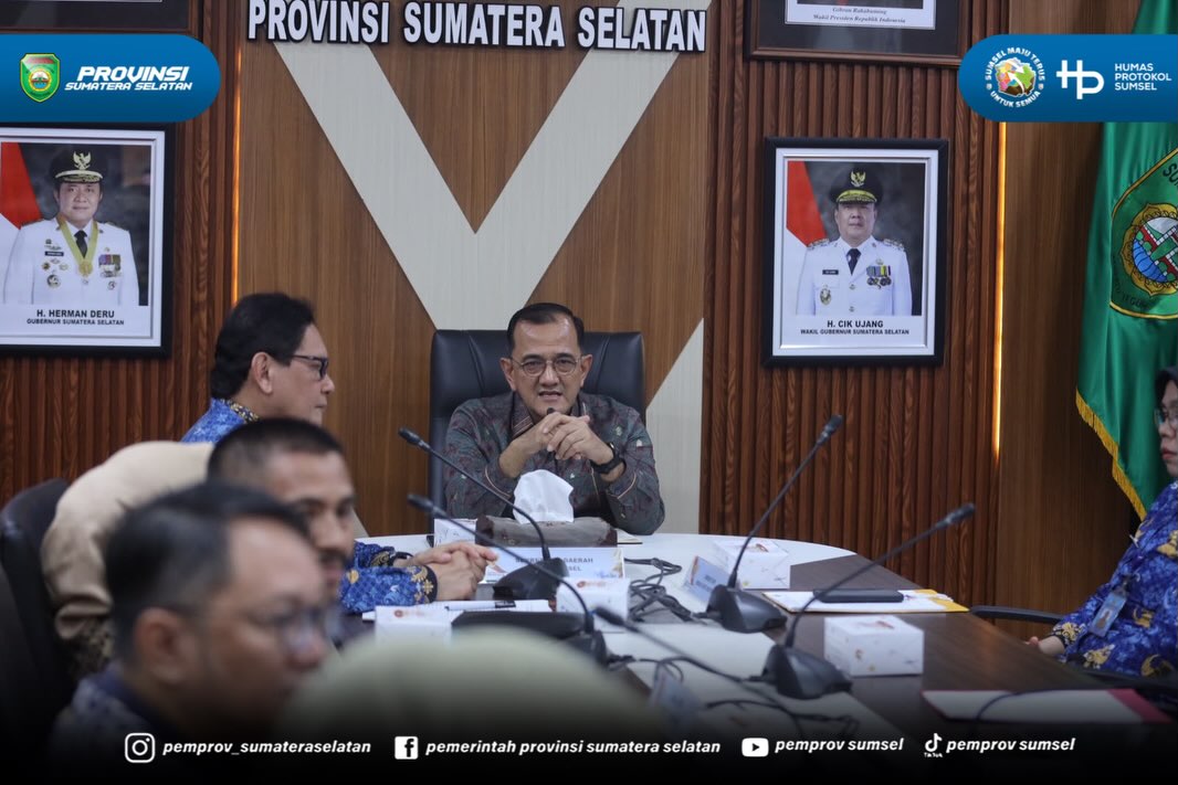 Palembang – Sekretaris Daerah (Sekda) Provinsi Sumatera Selatan, Dr. Drs. H. Edward Candra, M.H., memimpin rapat penyerahan peralihan pengelolaan Klinik BP KORPRI ke Rumah Sakit Umum Daerah (RSUD) Siti Fatimah Provinsi Sumatera Selatan, Jumat (17/...