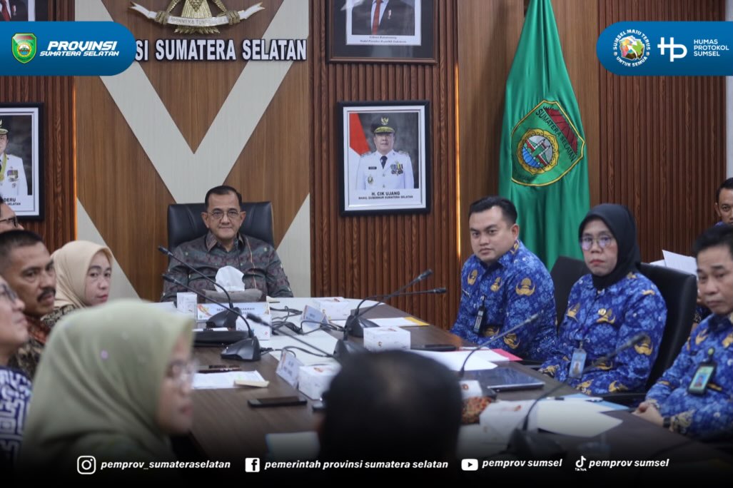 Palembang – Sekretaris Daerah (Sekda) Provinsi Sumatera Selatan, Dr. Drs. H. Edward Candra, M.H., memimpin rapat penyerahan peralihan pengelolaan Klinik BP KORPRI ke Rumah Sakit Umum Daerah (RSUD) Siti Fatimah Provinsi Sumatera Selatan, Jumat (17/...